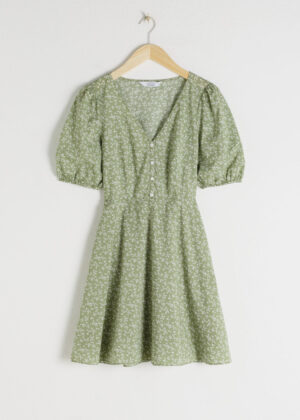 Sexig green blommig klänning med knappar.