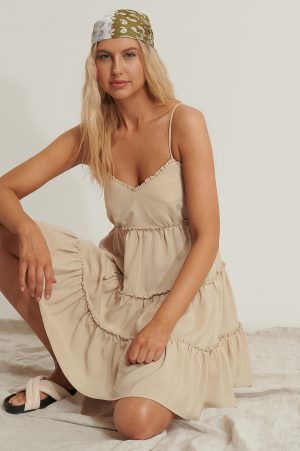 Anika Teller x NA-KD Vid Miniklänning - Beige