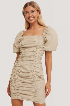 Chloé B x NA-KD Rynkad Miniklänning Med Puffärm - Beige