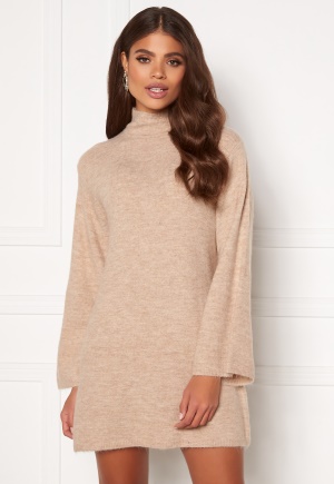 Stretchig klänning. Klänningen är beige och smickrande.