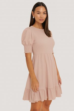 NA-KD Boho Klänning Med Volanger Och Smockärm - Pink