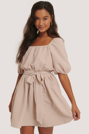 NA-KD Boho Miniklänning Med Struktur Och Knytning I Midjan - Beige