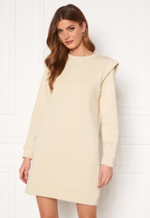 Moderiktig beige vardagsklänning.