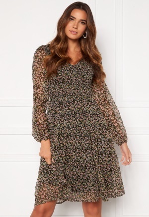 Riktigt snygg svart mönstrad klänning från VERO MODA med v-ringning.
