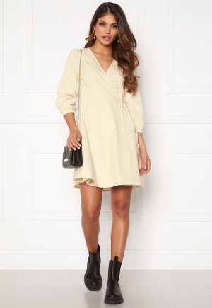Modemedveten kort klänning från VERO MODA.