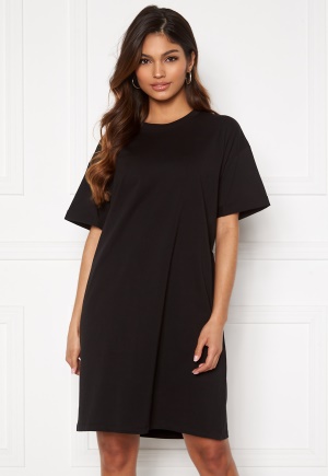 Elegant kort klänning från Pieces.