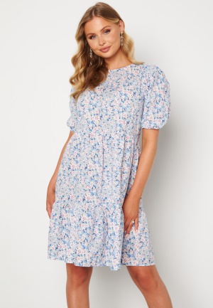 Kort kort klänning. Klänningen är elegant.