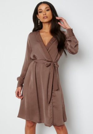 Modemedveten midiklänning från VERO MODA med knappar.