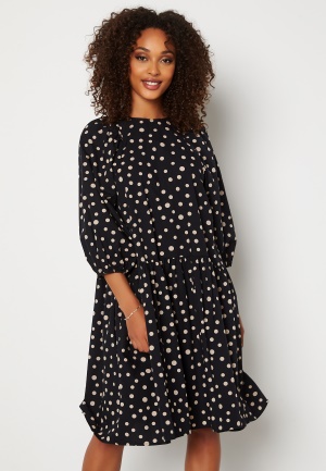 Prisvärd och tidlös midiklänning från VERO MODA.