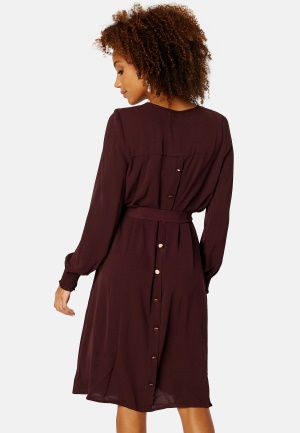 Förtrollande söt midiklänning från VERO MODA.