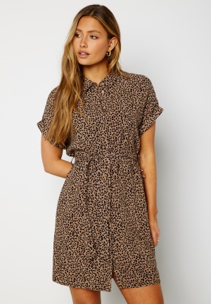 Kort klänning med krage från VERO MODA.